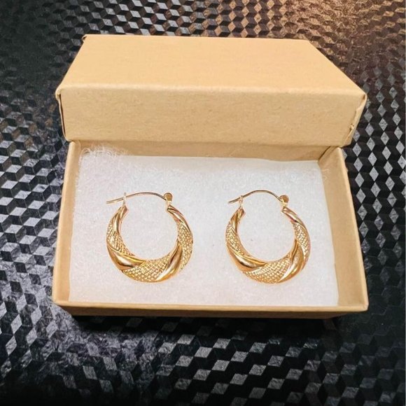 10k solid gold earrings textured hoop 0.75 inches diameter and weighs 1.5 grams - Picture 1 of 7